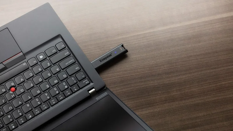Pendrive enchufado en una notebook.