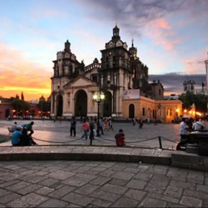 Clima en Córdoba, Iquitos y Jujuy: Predominio de Nubosidad y Estabilidad