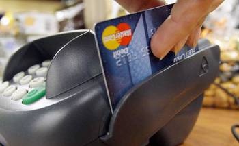Casi la mitad de los argentinos usa la tarjeta de crédito para comprar comida | Crisis económica