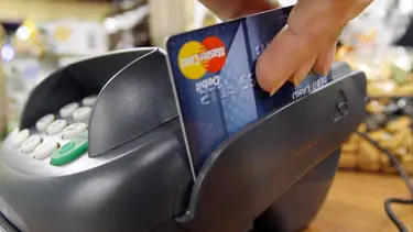 Casi la mitad de los argentinos usa la tarjeta de crédito para comprar comida