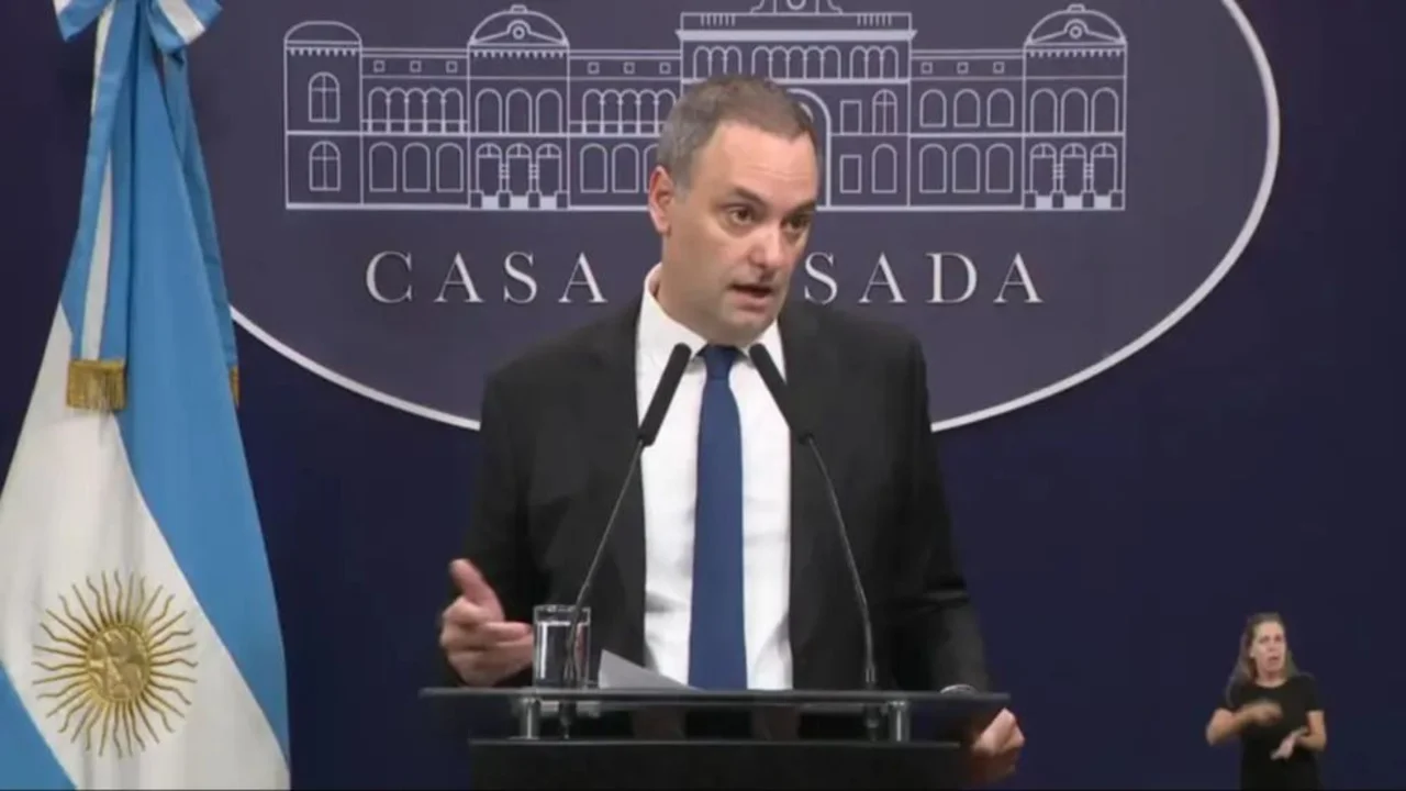 Ante la crisis mundial, Manuel Adorni adelantó que la respuesta del Gobierno será profundizar el ajuste