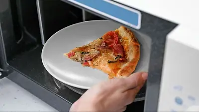 pizza, comida, porciones de pizza, recalentar comida, microondas pizza, comida, porciones de pizza, recalentar comida, microondas