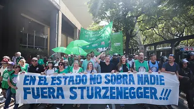 Más leña al fuego: ATE hará vigilias en ministerios ante posibles 50 mil despidos Más leña al fuego: ATE hará vigilias en ministerios ante posibles 50 mil despidos