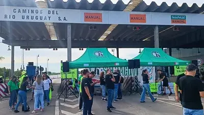 La protesta en el puente Rosario-Victoria, cuya concesión finalizará el 8 de abril. La protesta en el puente Rosario-Victoria, cuya concesión finalizará el 8 de abril.