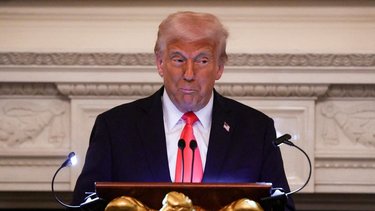 Trump pide a la Corte Suprema de EEUU que intervenga en pugna sobre deportaciones