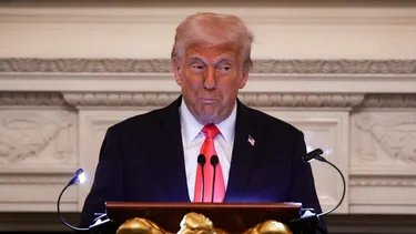 Trump pide a la Corte Suprema de EEUU que intervenga en pugna sobre deportaciones