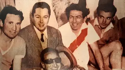 Aníbal Troilo con "La Máquina" de River. Aníbal Troilo con "La Máquina" de River.
