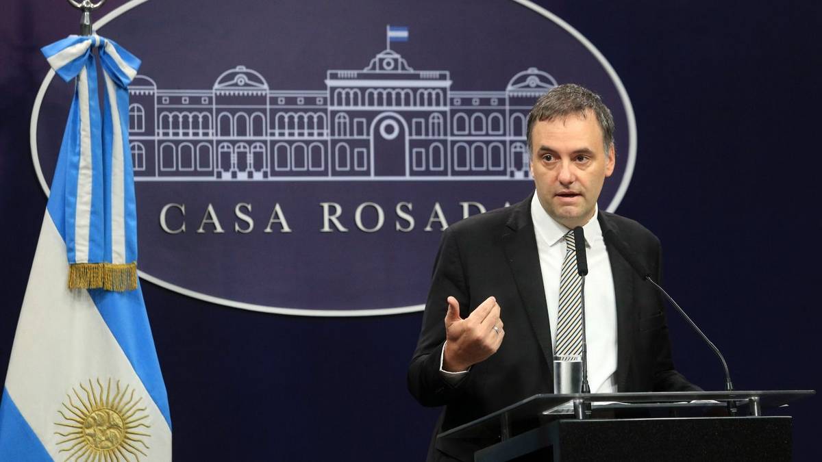 El oficialismo paraliza el Congreso a la espera de una definición por Adorni