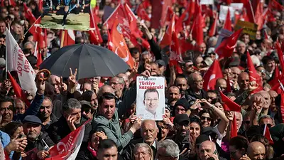 Decenas de miles de personas protestan en Estambul contra el encarcelamiento del alcalde Decenas de miles de personas protestan en Estambul contra el encarcelamiento del alcalde