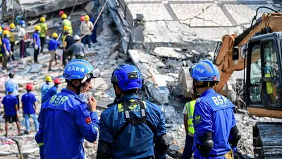 Rescatan a una mujer en el terremoto de Myanmar mientras buscan más supervivientes Rescatan a una mujer en el terremoto de Myanmar mientras buscan más supervivientes