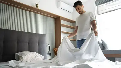hombre cambiando las sábanas. hombre cambiando las sábanas.