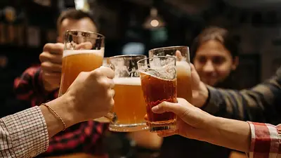 Personas tomando cerveza Personas tomando cerveza