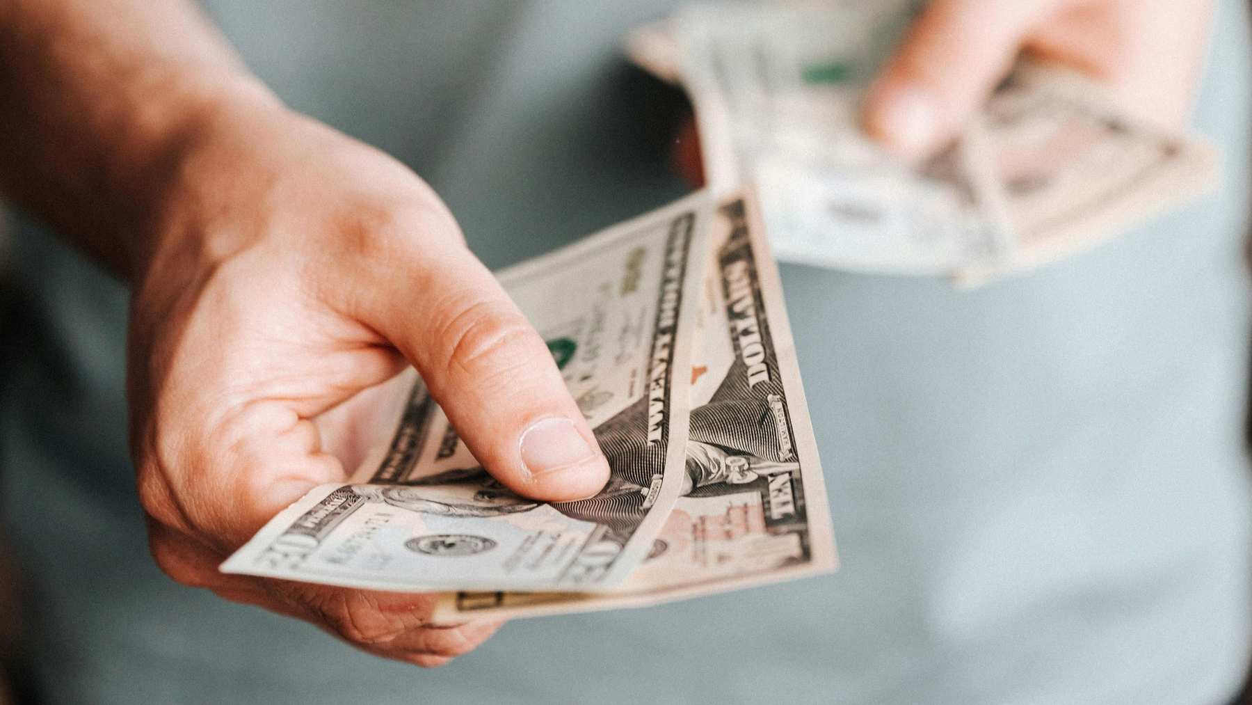 El dólar oficial cerró estable y cotizó a $ 1.535