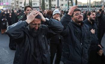 Multitudinarias movilizaciones en Irán en honor del asesinado líder supremo | Trump atacó irán