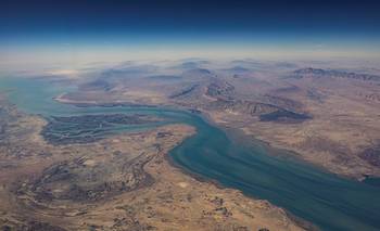 La guerra se instaló en el estrecho de Ormuz y golpeó Omán por primera vez | Trump atacó irán