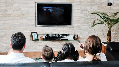 Familia ve televisión Familia ve televisión