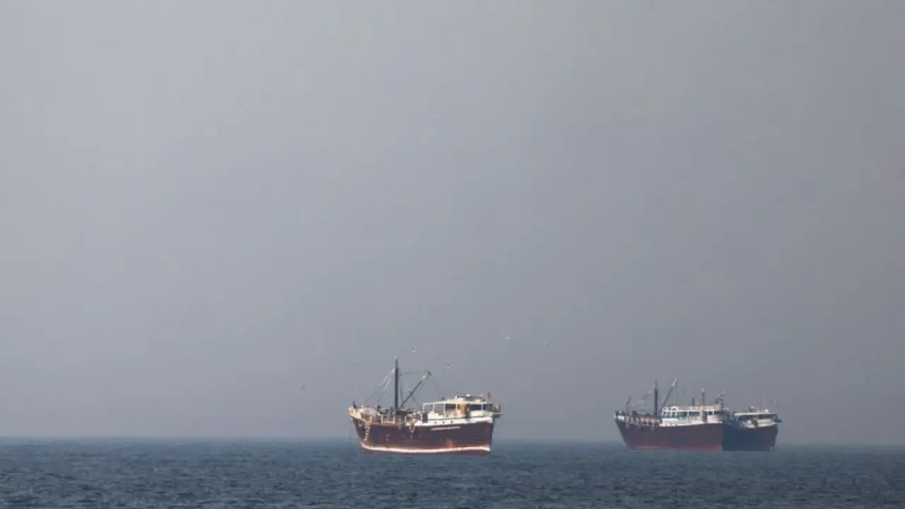 Un dron impacta contra un tanque de combustible en el puerto de Duqm, en Omán