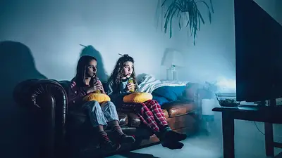 Dos chicas ven televisión Dos chicas ven televisión