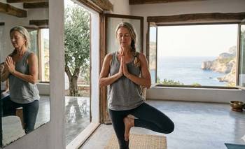 Rutina de yoga suave para la menopausia: 5 ejercicios  | Salud