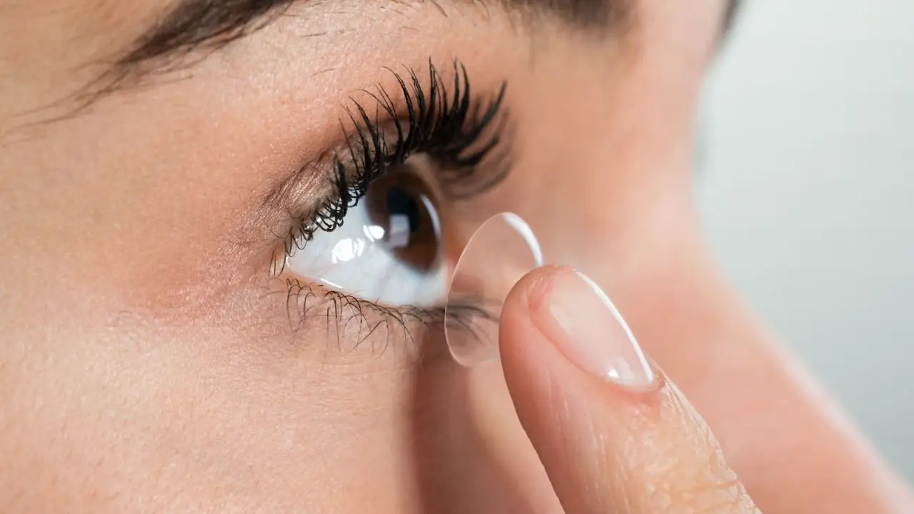 Alerta ojos: Anmat prohibió lentes de contacto y solución multipropósito por peligro para la salud