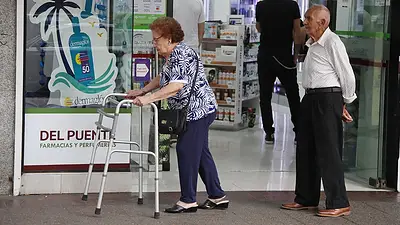 Jubilados en la farmacia Jubilados en la farmacia