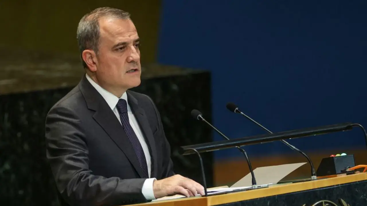 Azerbaiyán dice que está evacuando a sus diplomáticos de Irán por su propia seguridad