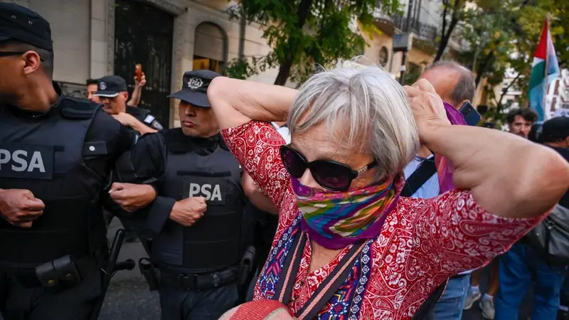 La resistencia como legado: ante la reforma laboral, las jubiladas se ponen en la trinchera y enseñan a las nietas cómo luchar