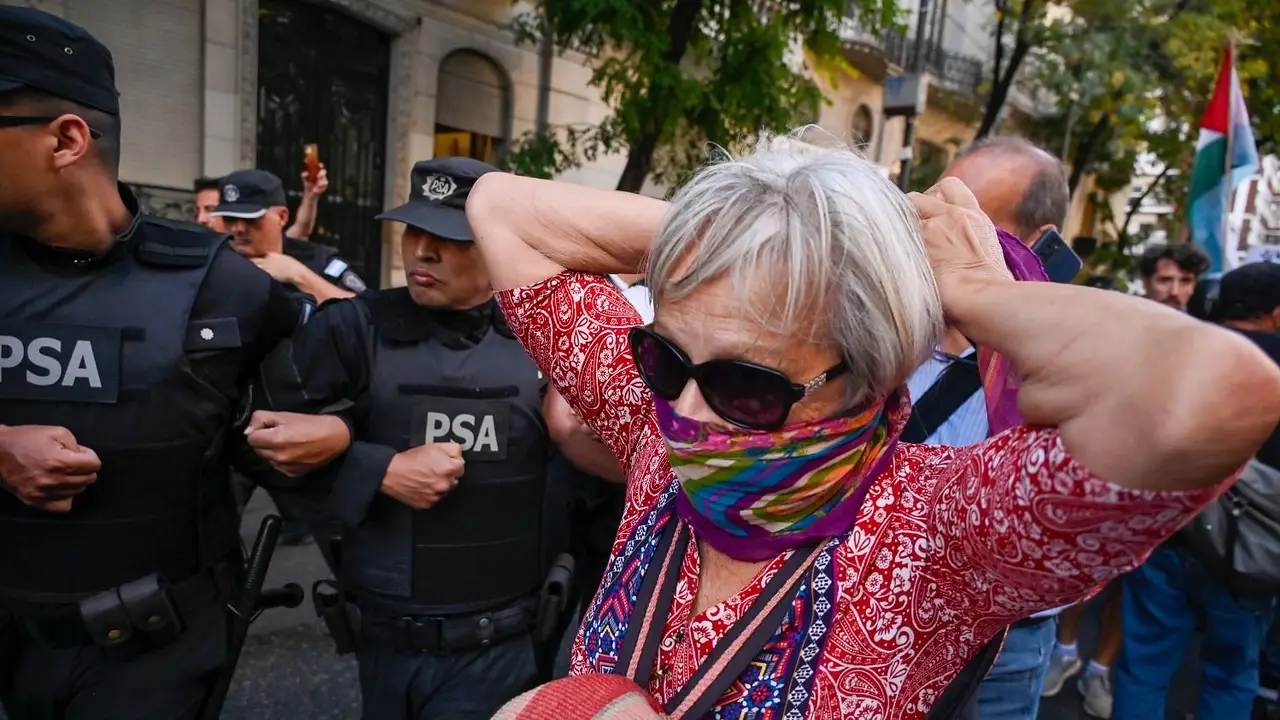 La resistencia como legado: ante la reforma laboral, las jubiladas se ponen en la trinchera y enseñan a las nietas cómo luchar