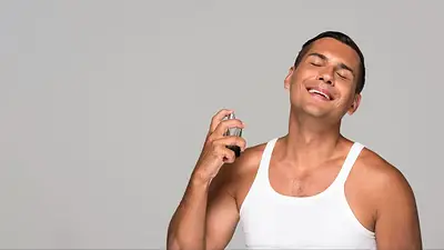 Hombre poniéndose perfume Hombre poniéndose perfume