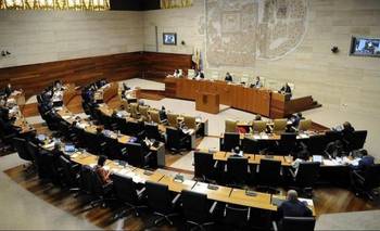 El PP busca sellar una alianza con Vox para imponer a su candidata | España