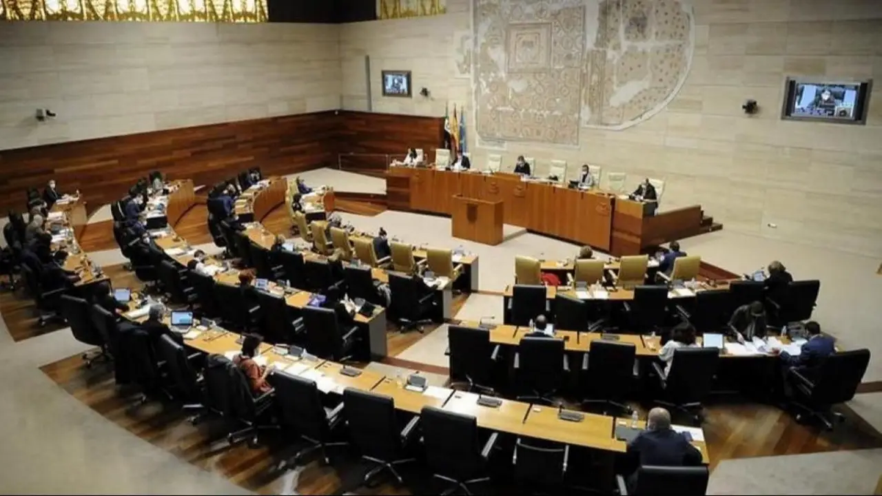 El PP busca sellar una alianza con Vox para imponer a su candidata en Extremadura