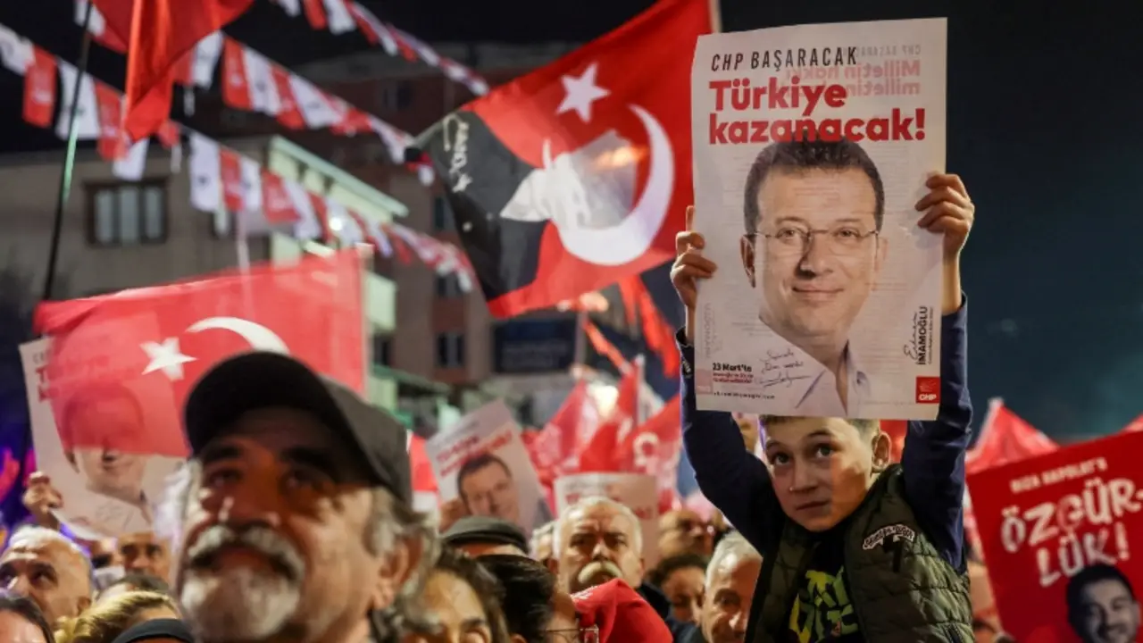 Empieza el juicio del alcalde de Estambul encarcelado ante la represión contra la oposición turca