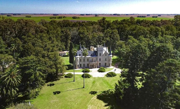 La estancia detenida en el tiempo con jardines, bosques y un castillo de estilo francés | Escapadas