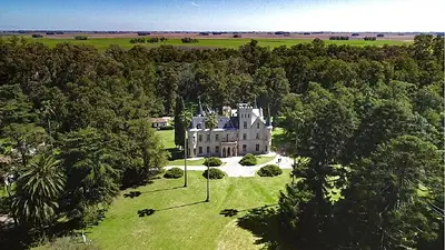 La estancia detenida en el tiempo con jardines, bosques y un castillo de estilo francés La estancia detenida en el tiempo con jardines, bosques y un castillo de estilo francés