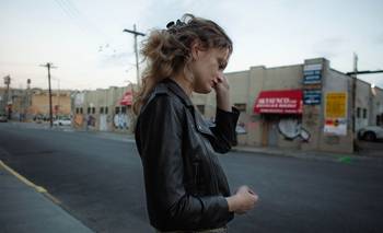 El significado de caminar mirando el piso, según los expertos | Psicología