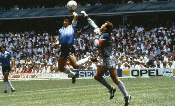 La historia de la camiseta con la que Diego Maradona marcó "La Mano de Dios" salta al cine | Cine