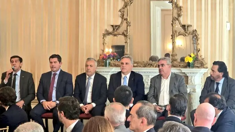 Los gobernadores dialoguistas salieron a buscar negocios de la mano de Milei