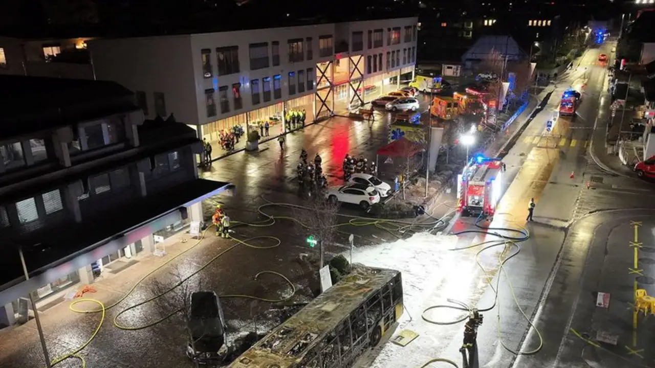 Seis personas mueren en un incendio posiblemente intencionado de un autobús en Suiza