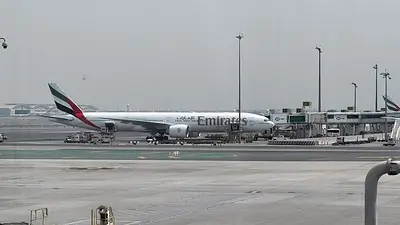 Dos drones caen cerca del aeropuerto de Dubái mientras la crisis con Irán no da señales de remitir Dos drones caen cerca del aeropuerto de Dubái mientras la crisis con Irán no da señales de remitir