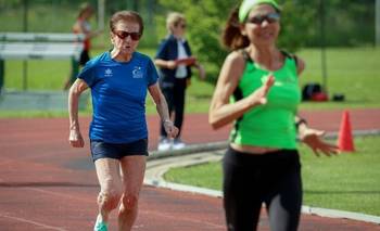 Tiene 90 años y rompe récords de atletismo: "Me mantiene viva" | Historias de vida