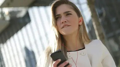Una mujer recibió un insólito pedido de una desconocida mientras viajaba en Brasil y su reacción generó un fuerte debate en redes sociales. Una mujer recibió un insólito pedido de una desconocida mientras viajaba en Brasil y su reacción generó un fuerte debate en redes sociales.
