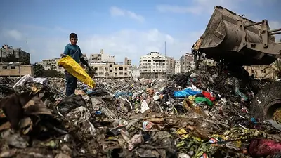 La otra crisis que azota a los palestinos de Gaza: vivir entre una montaña de basura y escombros La otra crisis que azota a los palestinos de Gaza: vivir entre una montaña de basura y escombros