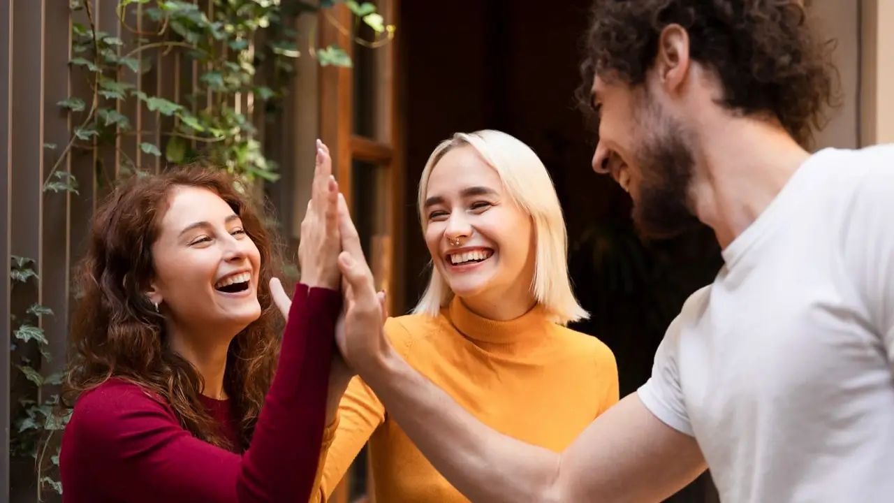 ¿"Buen día" o "buenos días"?: La explicación de la RAE sobre el saludo matutino correcto