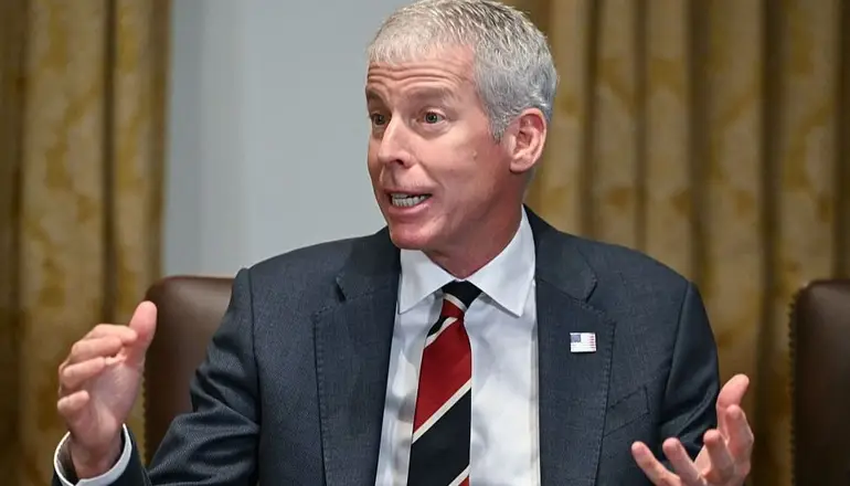 El secretario de Energía estadounidense advirtió que "no están listos" para escoltar buques por Ormuz