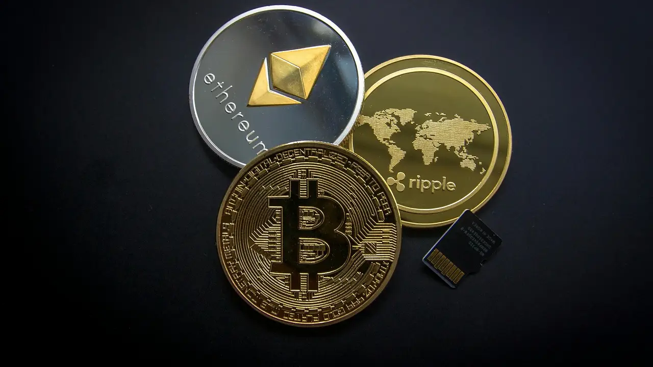 monedas físicas de bitcoin, ethereum y ripple representando criptomonedas