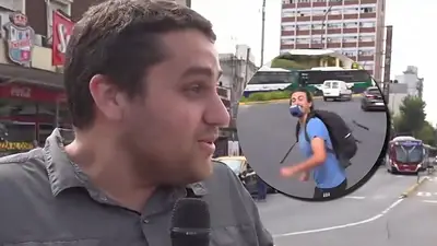Insólito episodio en vivo: le robaron a un movilero mientras salía al aire Insólito episodio en vivo: le robaron a un movilero mientras salía al aire