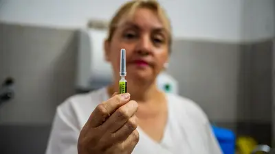 El gobernador Quintela encabezó el lanzamiento a la campaña de vacunación antigripal gratuita en La Rioja El gobernador Quintela encabezó el lanzamiento a la campaña de vacunación antigripal gratuita en La Rioja