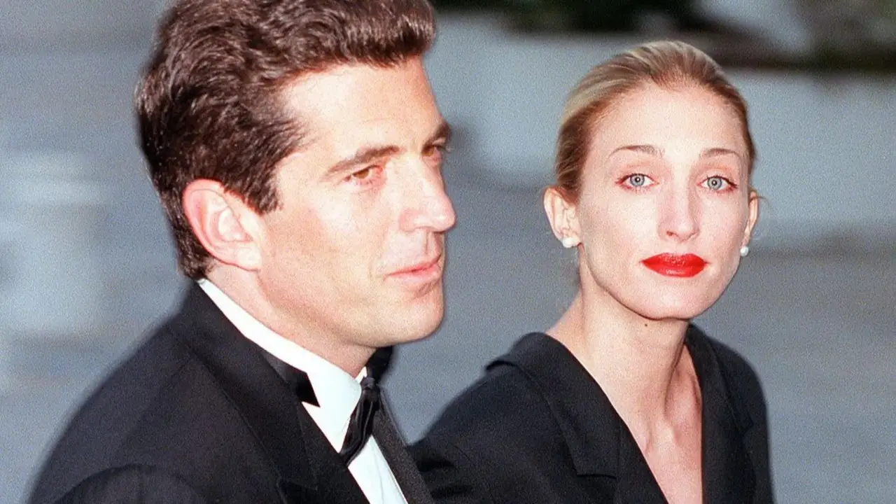 John F Kennedy Jr y Carolyn Bessette.
