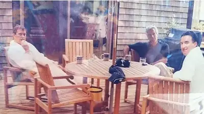 El Departamento de Justicia publicó nueva foto de Jeffrey Epstein junto al ex príncipe Andrés y Peter Mandelson El Departamento de Justicia publicó nueva foto de Jeffrey Epstein junto al ex príncipe Andrés y Peter Mandelson