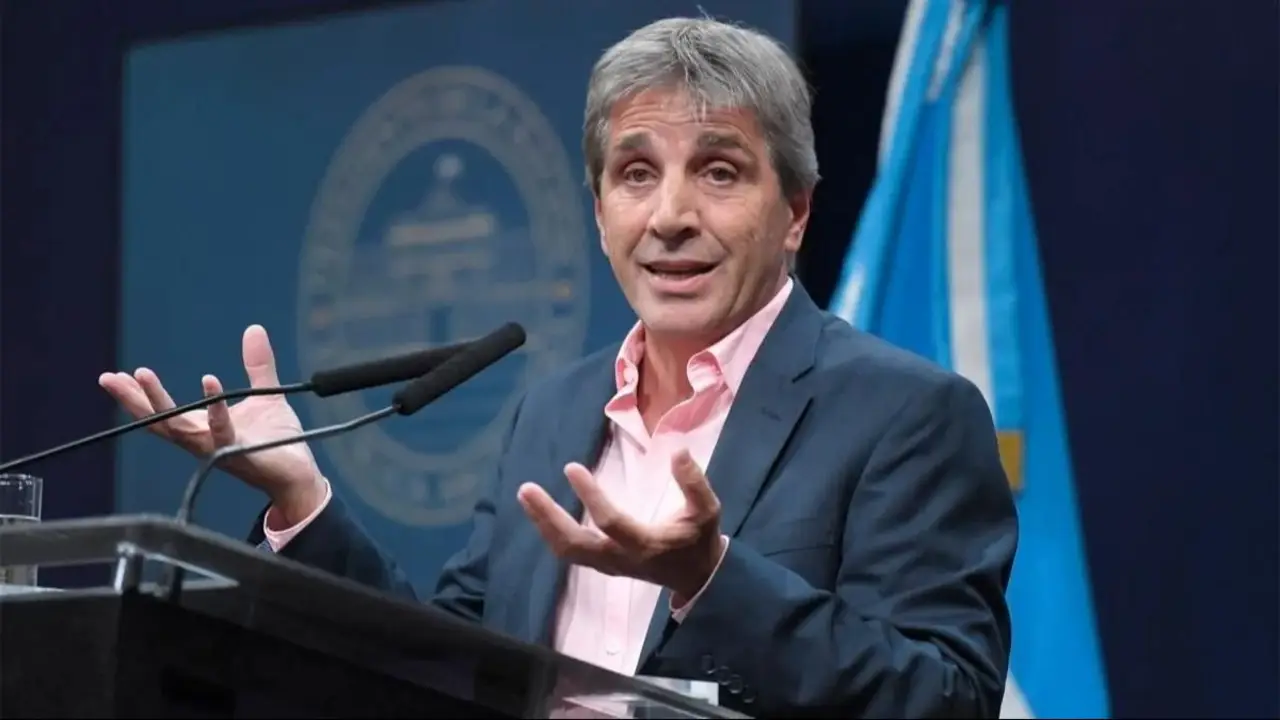 ¿Vuelve el Carlos? El insólito furcio de Caputo en plena crisis económica de Milei
